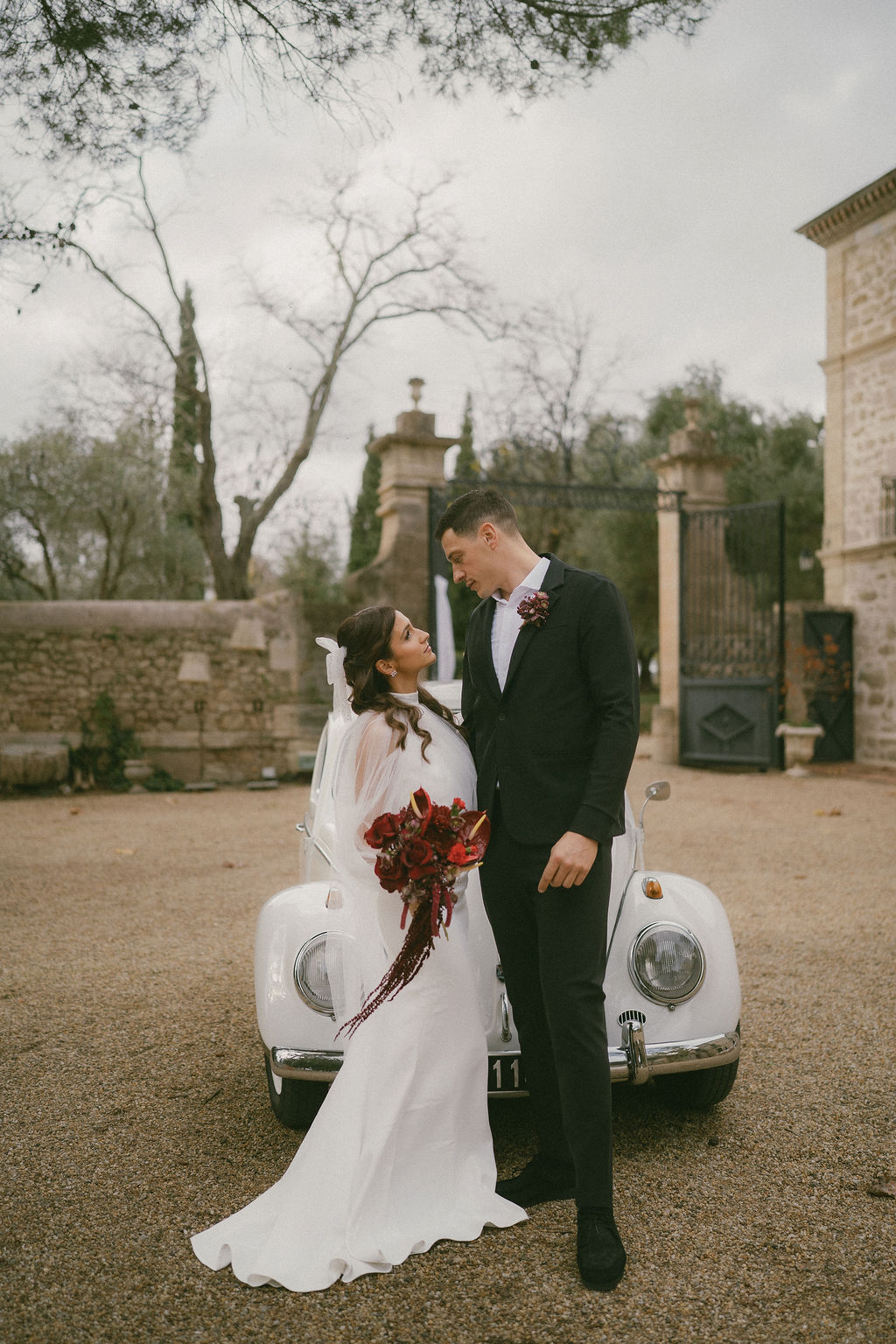 couple devant la voiture
